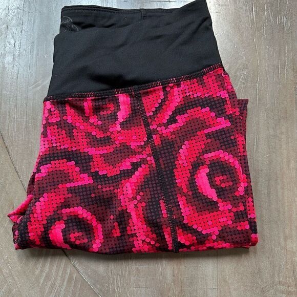 Betsey Johnson red rose, athletic Capri tights. - Picture 5 of 6